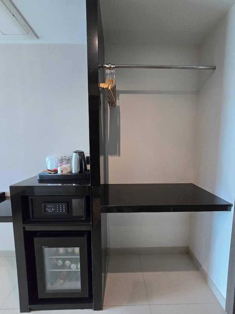 Deluxe Triple Room with Balcony - Photo 8