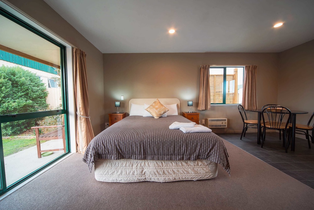 1 Bedroom Cedar Units photo 2
