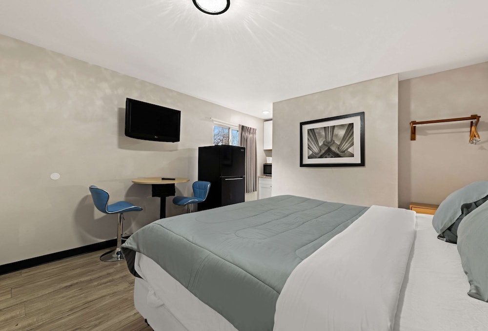 Standard Room, 1 King Bed, Non Smoking - Photo 3