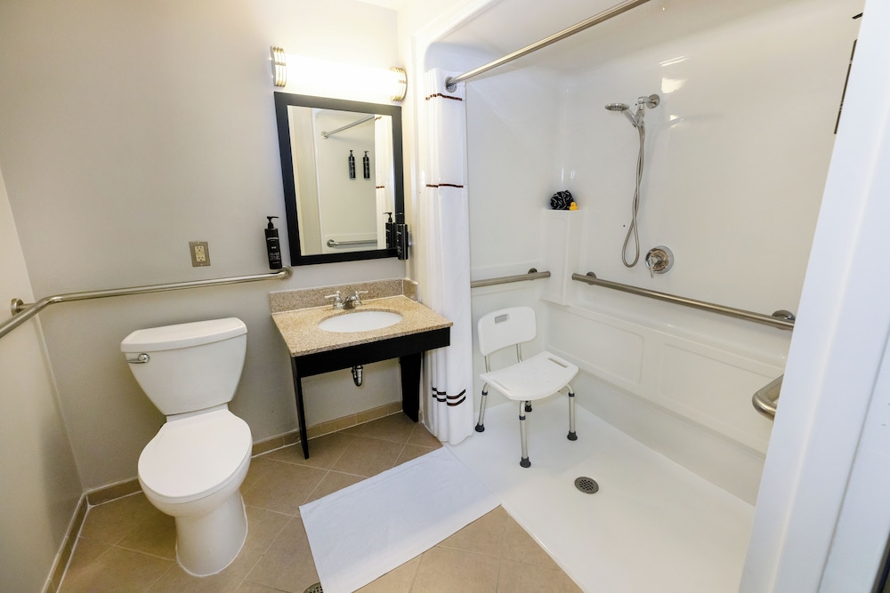 Deluxe Room, 2 Queen Beds, Accessible (Roll-in Shower)