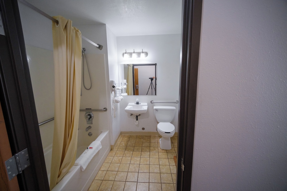 Westwood Inn & Suites Kimball I 90, Photo 9
