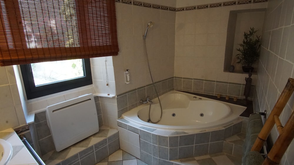 Suite, Jetted Tub, Mountain View (Bambou) photo 2