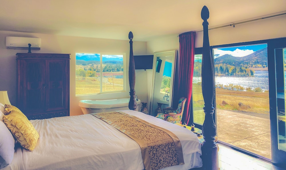 Royal Studio, Jetted Tub, Lake View