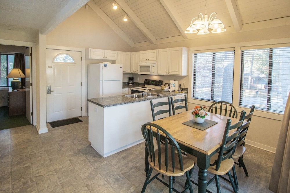 Deluxe Townhome, 2 Bedrooms, Balcony photo 3