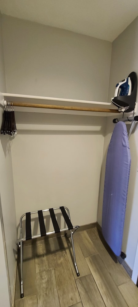 Standard Room, 1 King Bed, Non Smoking - Photo 7