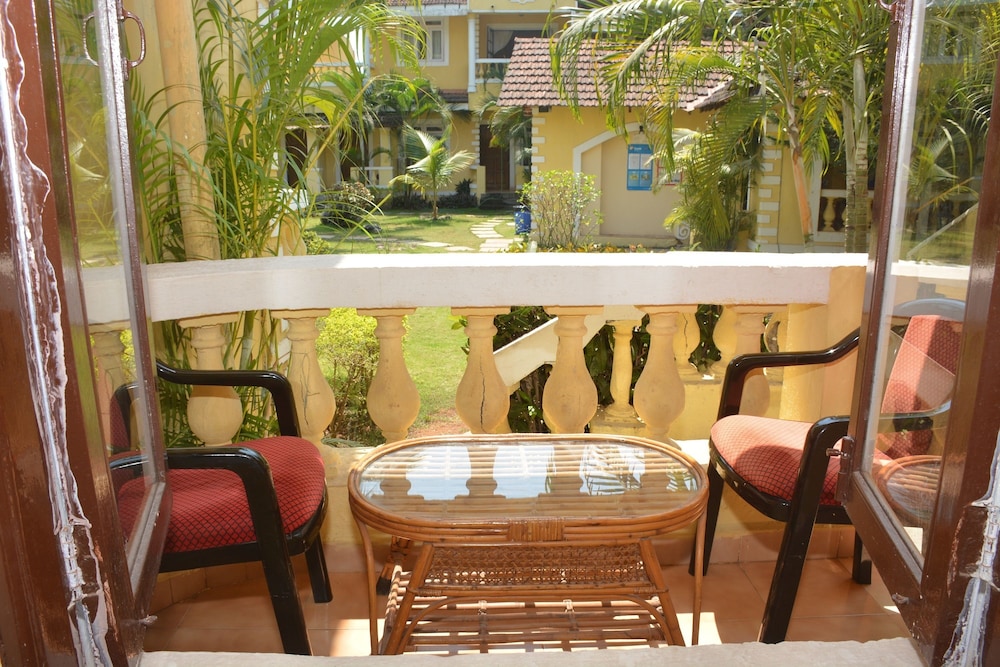 Standard Double Room, 1 King Bed, Garden View photo 2