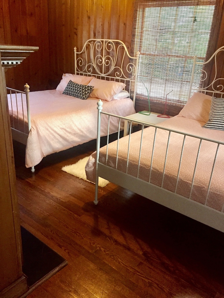 Double Room, 2 Double Beds, Shared Bathroom (Poppy) photo 1