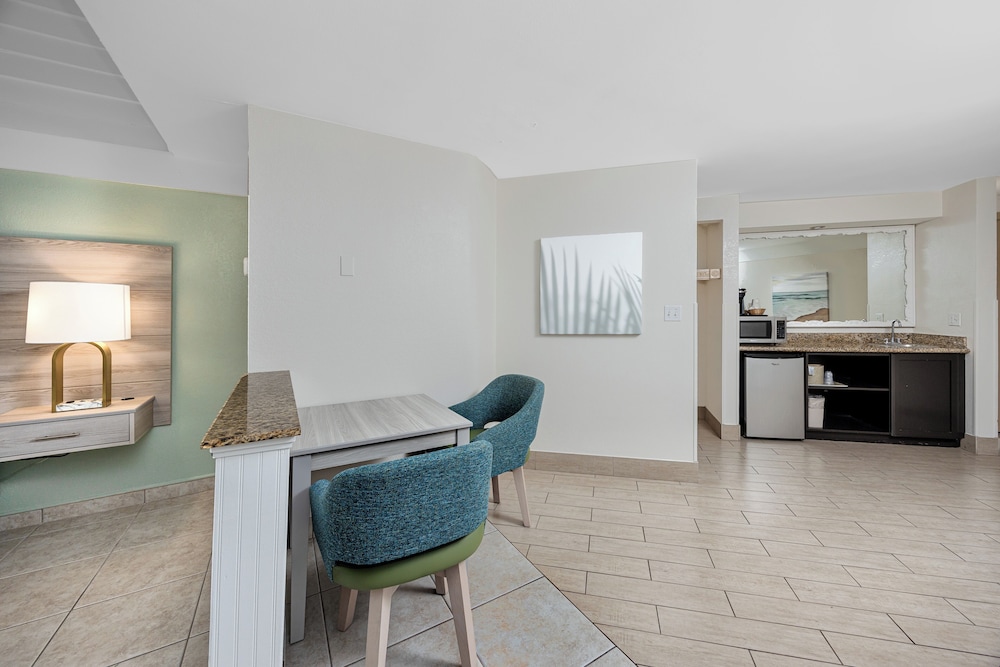 Suite, 1 King Bed, Non Smoking, Balcony - Photo 4