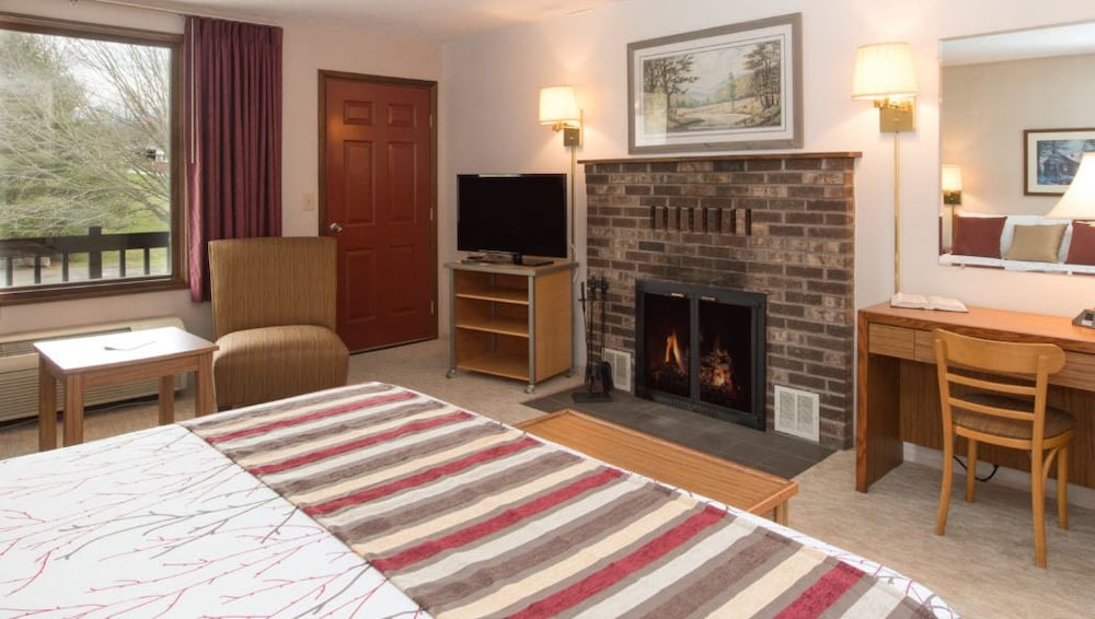 King Leisure Suite with Fireplace