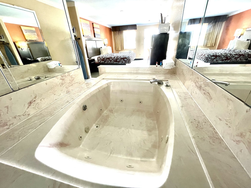 Standard Suite, 1 King Bed, Non Smoking, Jetted Tub photo 3