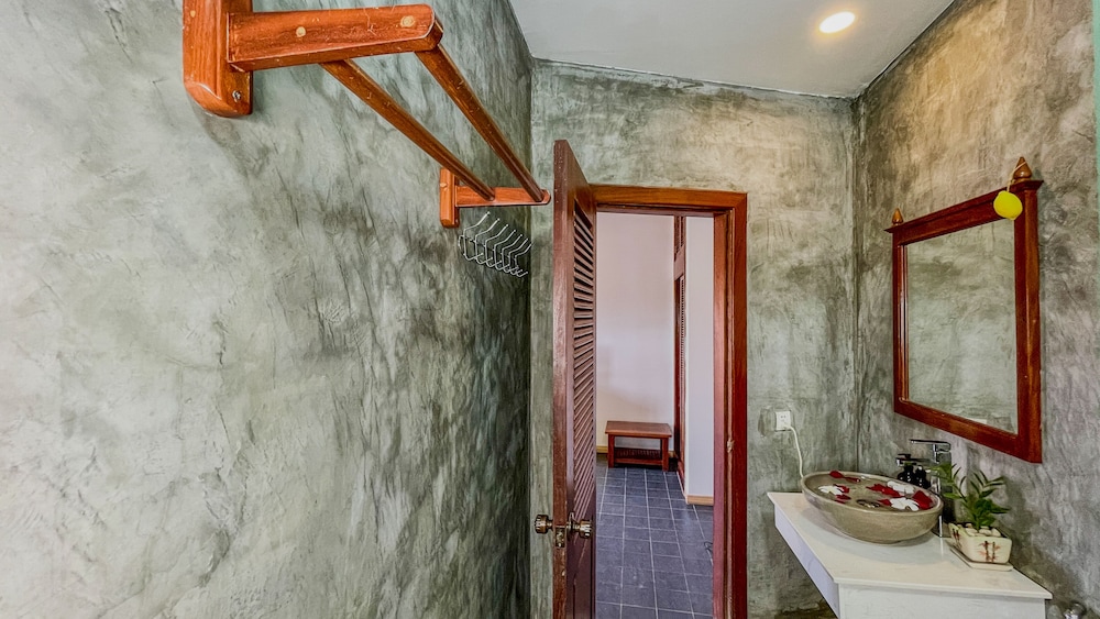 King Suite with Balcony Pool View photo 2