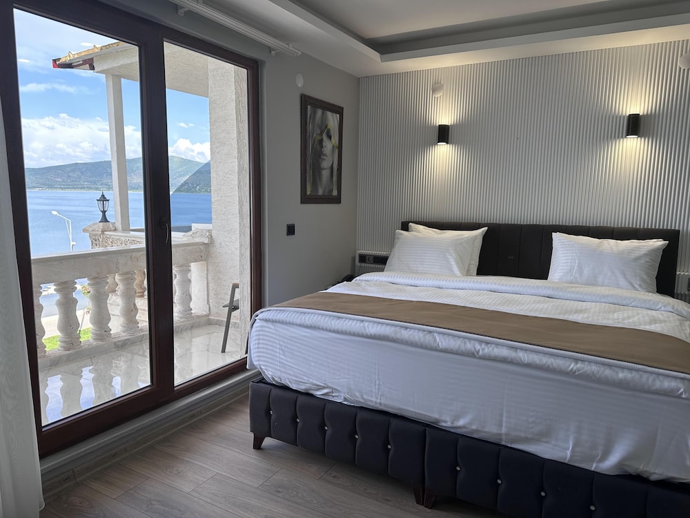 Design Room, 1 Bedroom, Lake View photo 1
