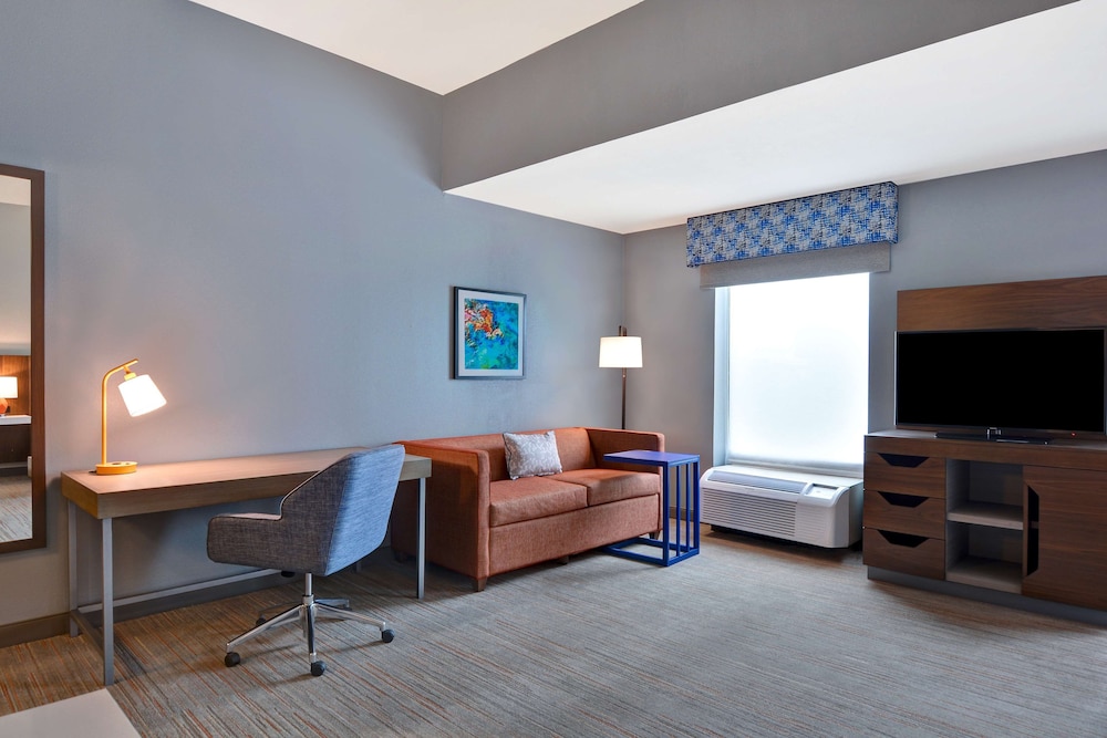 1 King Bed W/Sofabed and Shower Only NonSmoking - Photo 3