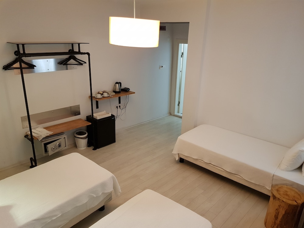 Economy Triple Room photo 2