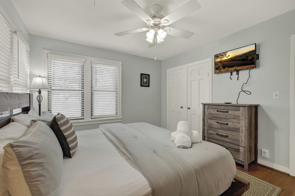 House, Multiple Beds, Hot Tub (411 W Travis- Leicht)