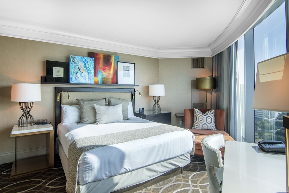 Luxury Suite, 1 King Bed, Corner - Photo 4