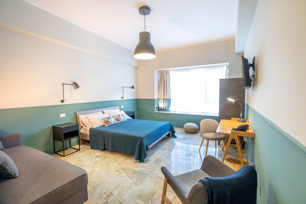Deluxe Double Room, Multiple Beds, City View photo 2