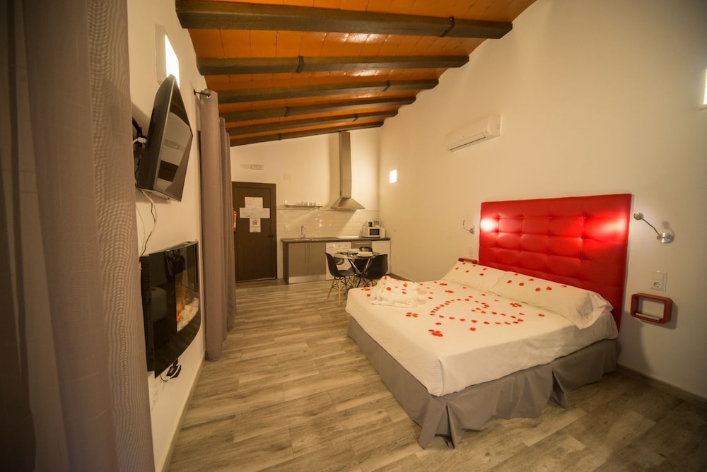 Romantic Studio, Jetted Tub (2) photo 3