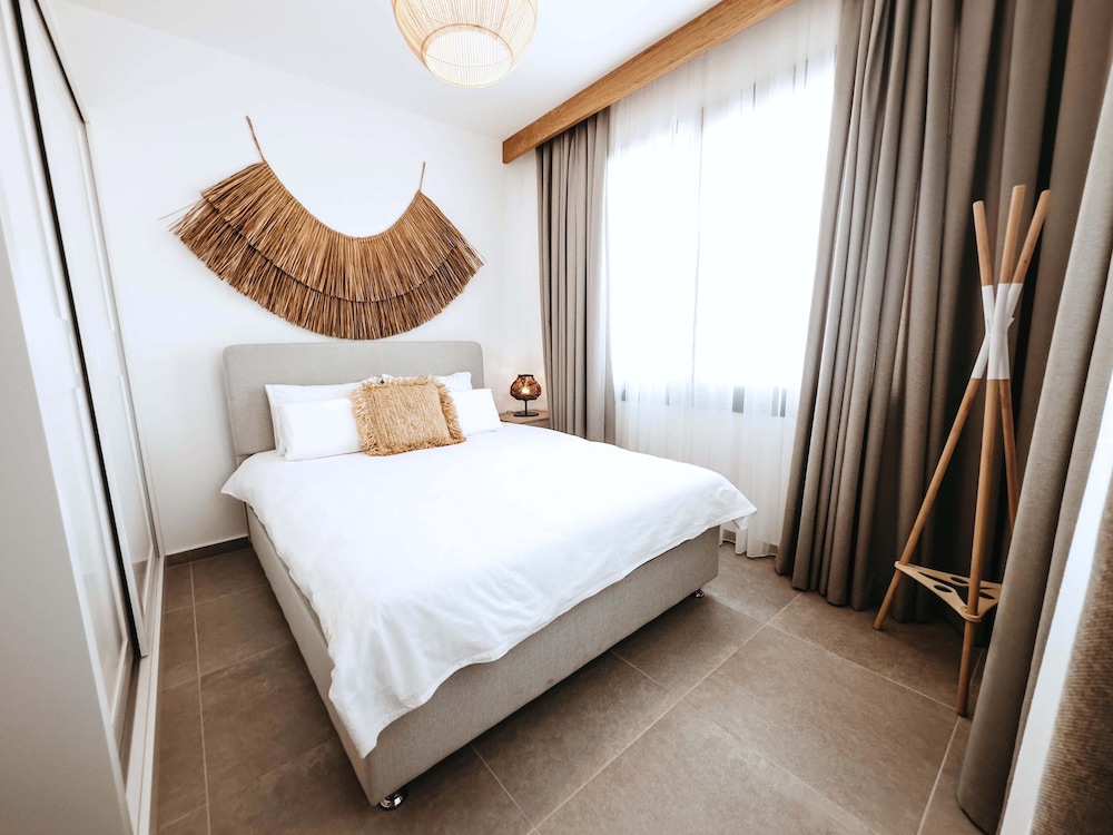 Classic Apartment, 2 Bedrooms, Corner