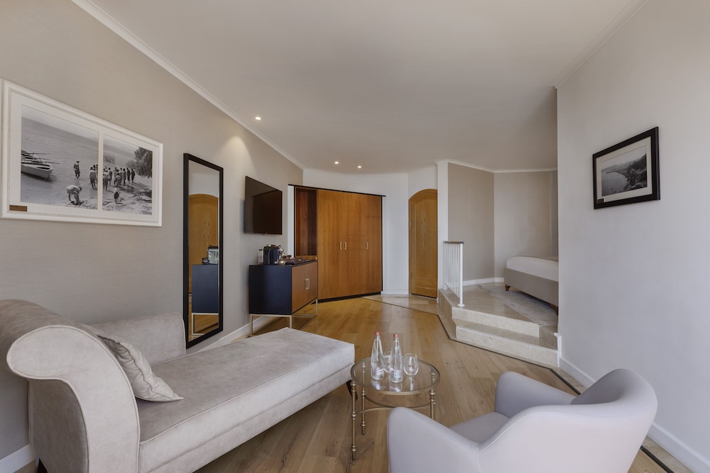 Deluxe Suite, Jetted Tub - Photo 2