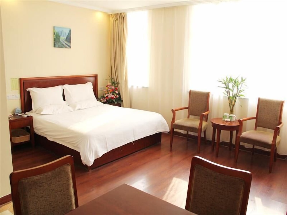Queen Room with 1.8m Bed photo 2