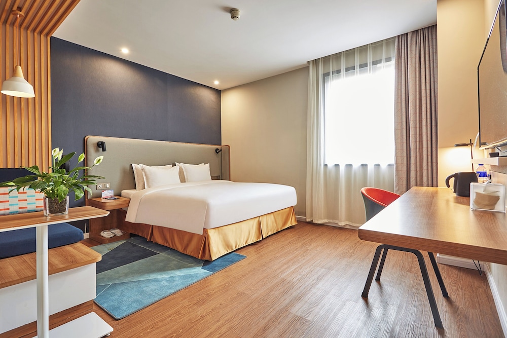 Standard Room, 1 King Bed (Extra Floor Space) photo 2