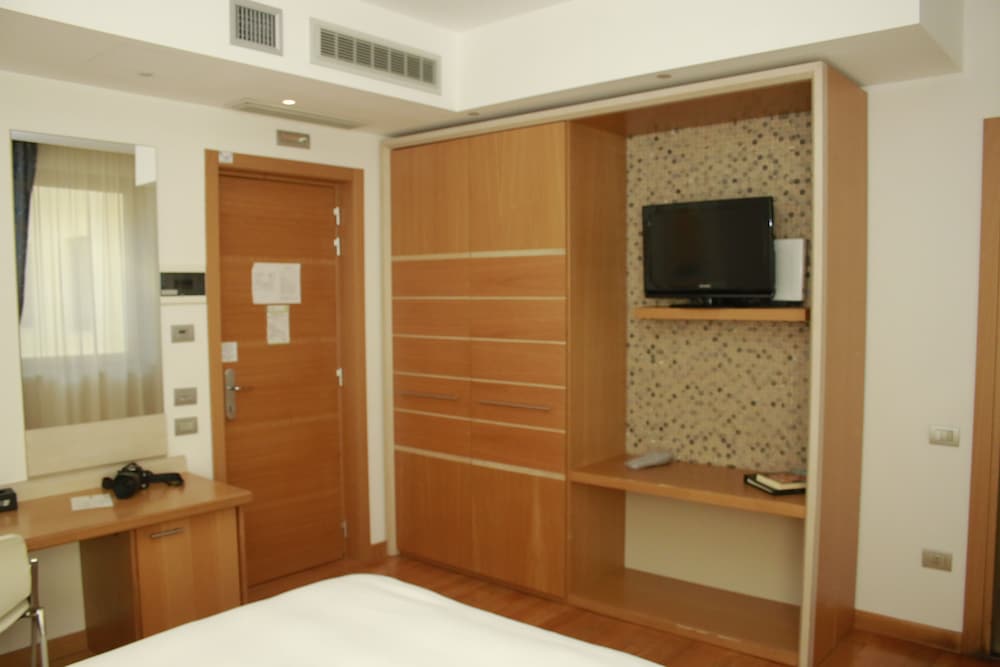 Standard Double Room Single Use, 1 Bedroom, Non Smoking, City View photo 3