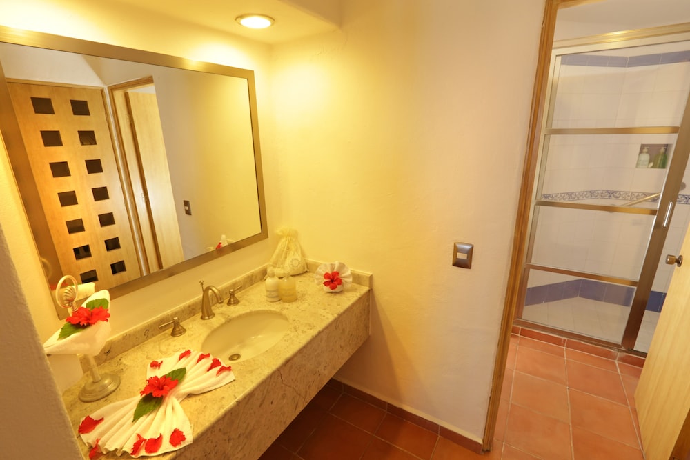 Junior Suite, Beach View thumbnail 5