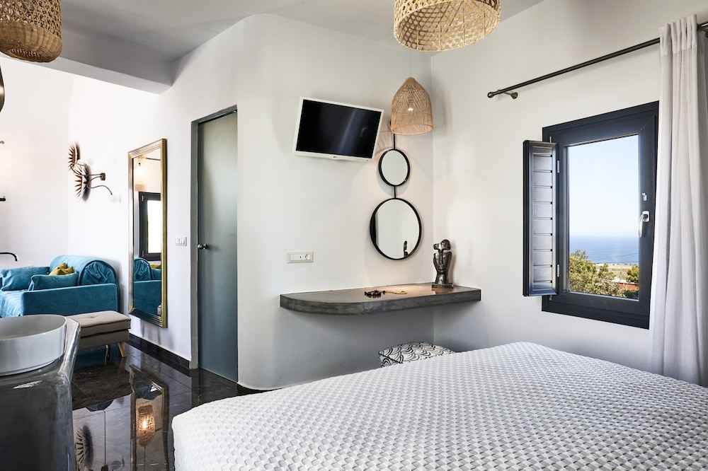 Elegant Suite with outdoor heated private Jacuzzi - Photo 22