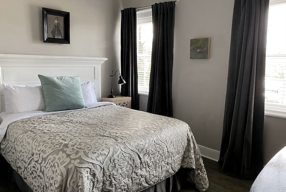 Room, 1 Queen Bed (The Sebastian) photo 1