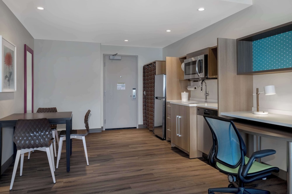 Suite, 1 Bedroom - Photo 11