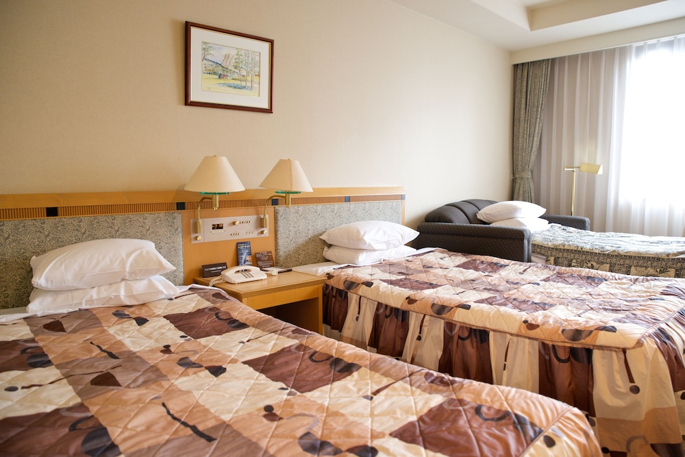 Triple Room, Smoking (2 Beds + 1 Extra Bed) photo 2