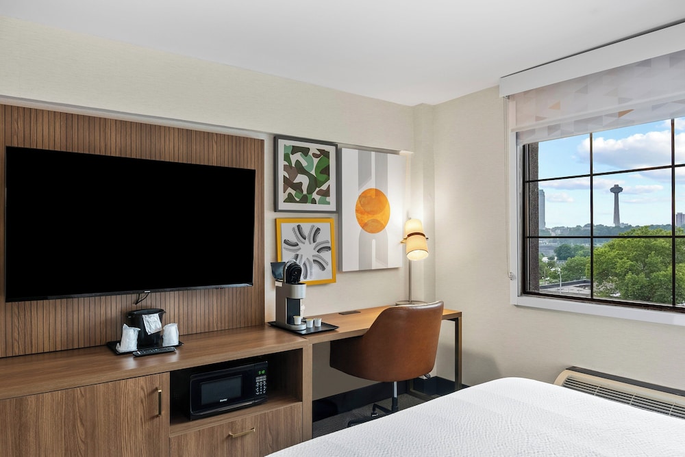 Suite, 1 King Bed (Canadian Skyline View) - Photo 33