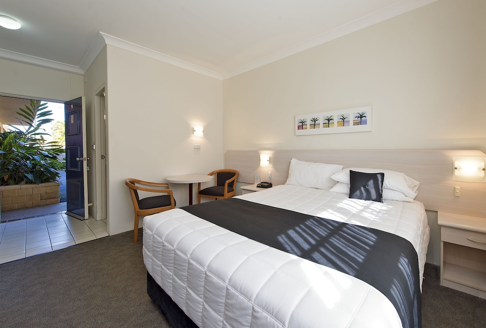 Standard Room, 1 Queen Bed - Photo 8