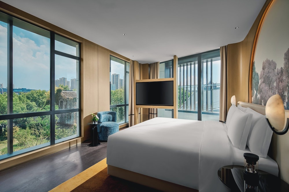 Suite, 1 Bedroom, Balcony photo 1
