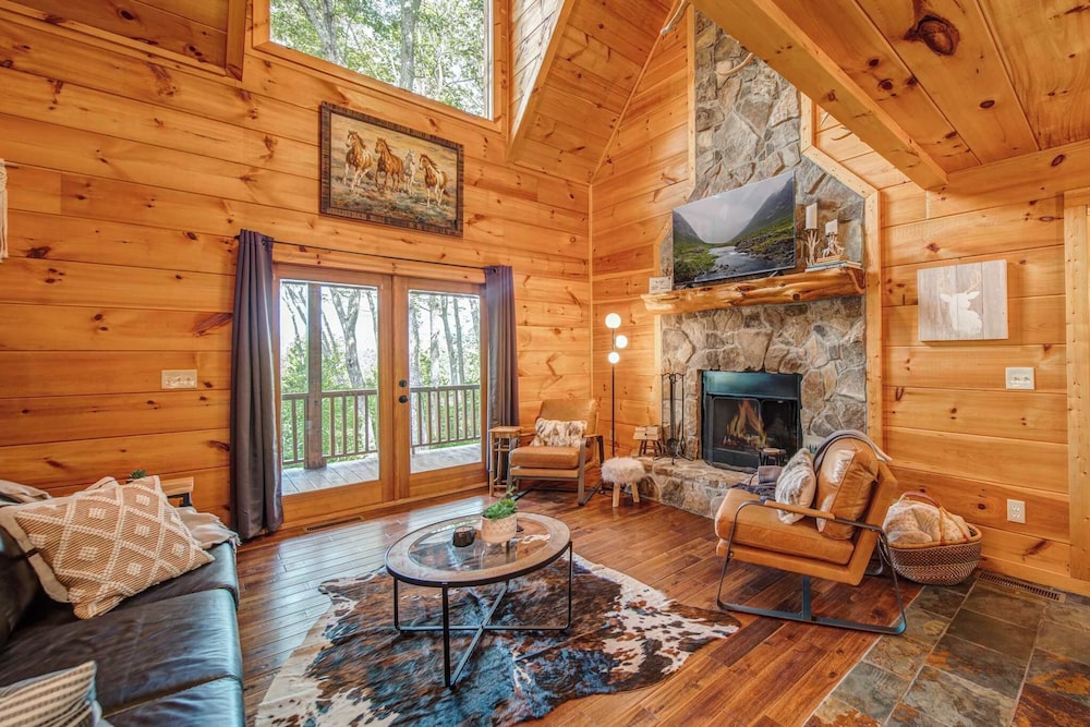Cabin, Multiple Beds, Hot Tub, Mountain View (Whippoorwill Walkabout)