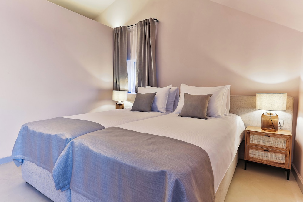 Basic Double or Twin Room, Hill View photo 3