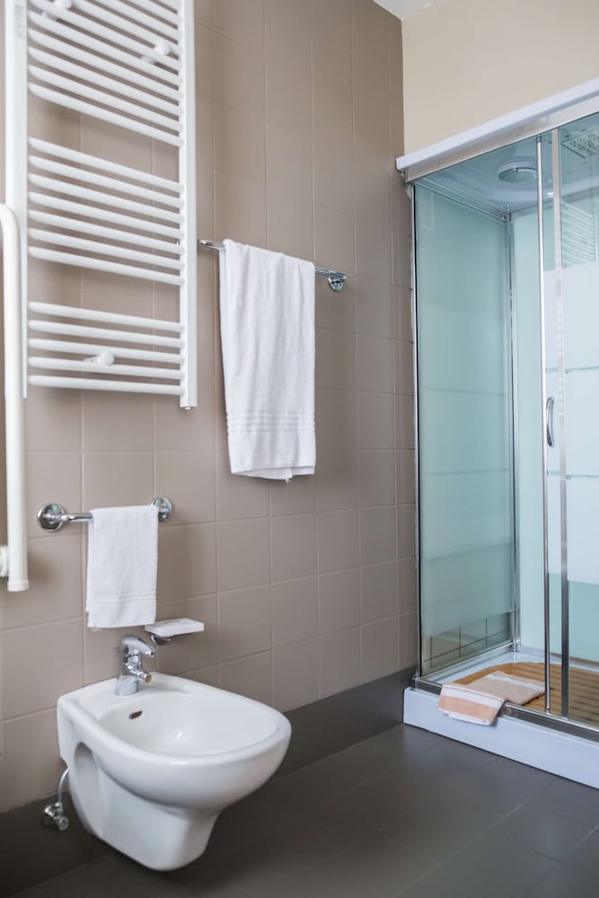 Classic Double or Twin Room - Photo 8