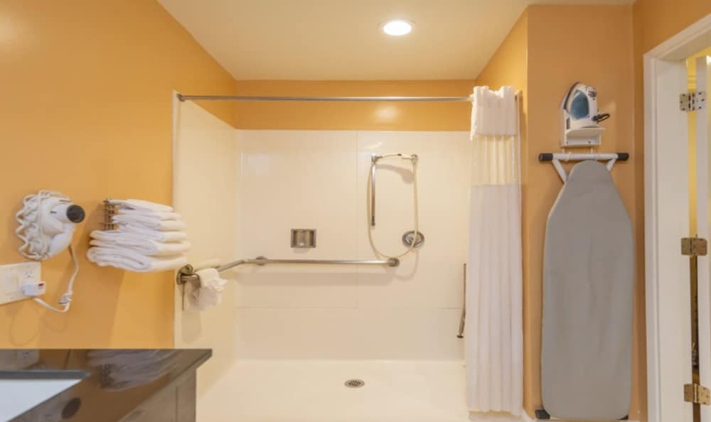 Standard Room, 2 Queen Beds, Accessible - Photo 5