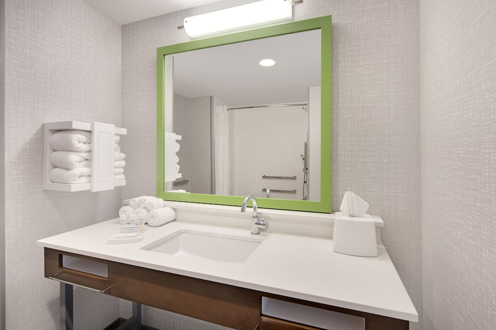 Room, 1 King Bed, Accessible, Bathtub - Photo 6