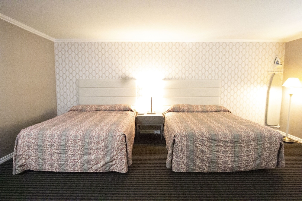 Standard Room, 2 Queen Beds - Photo 2
