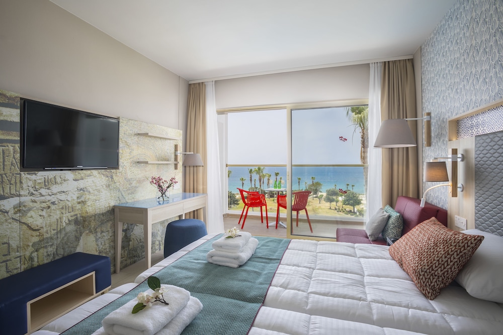 Standard Double or Twin Room, Sea View - Photo 1