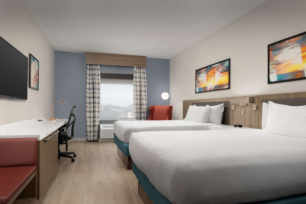 Room, 2 Queen Beds, Bathtub (with Tub and Shower) photo 1