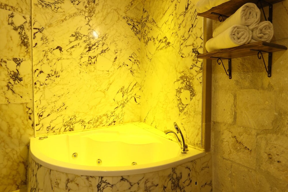 Mazi Family With Jacuzzi Room photo 3