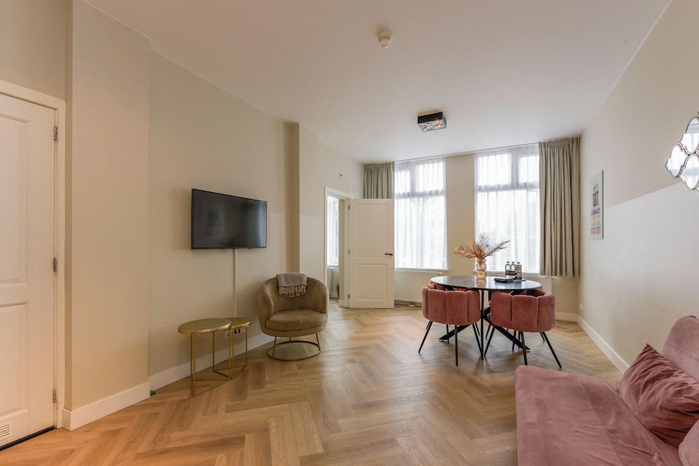 Luxury Studio, Kitchenette, Canal View