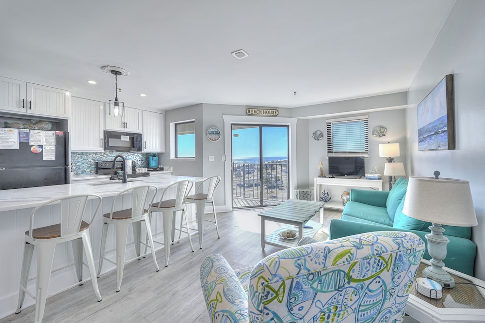 Deluxe Condo, 2 Bedrooms, Balcony, Ocean View (Renaissance Tower 514)