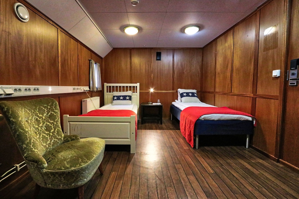 Economy Twin Room, Shared Bathroom photo 2