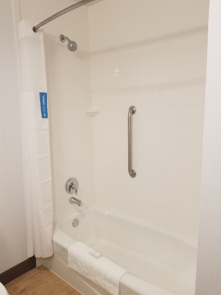 Room, 2 Queen Beds, Refrigerator & Microwave, Pool View
