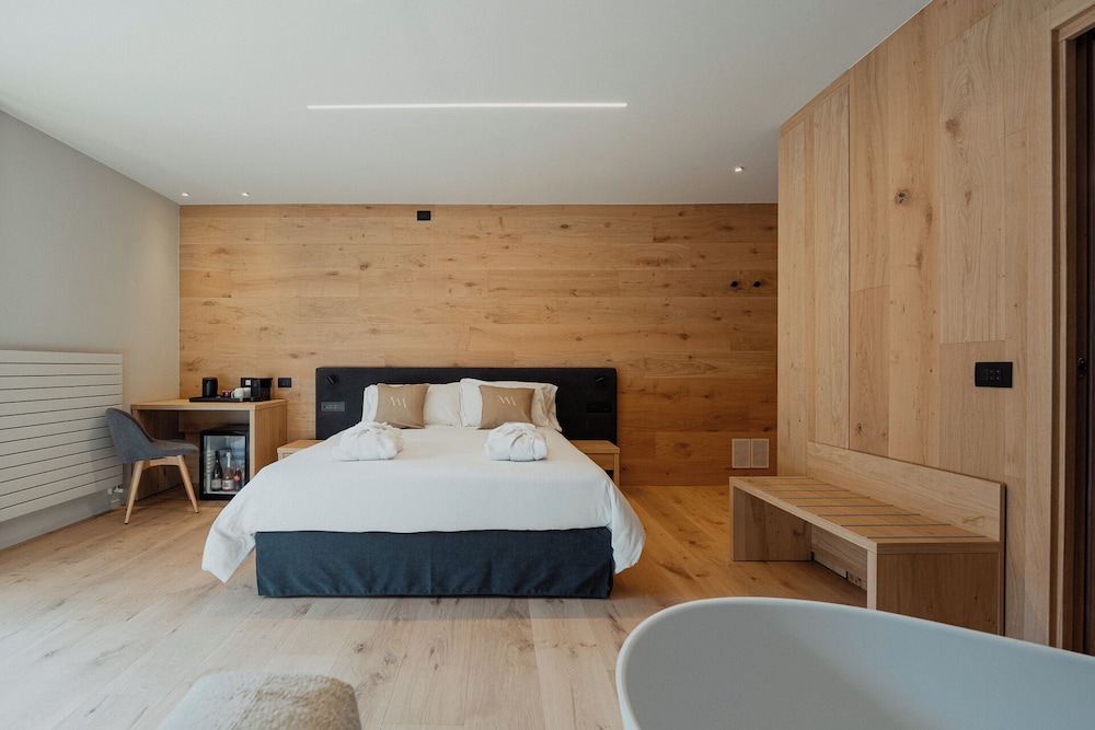 Junior Double or Twin Room, Balcony, Mountain View photo 2