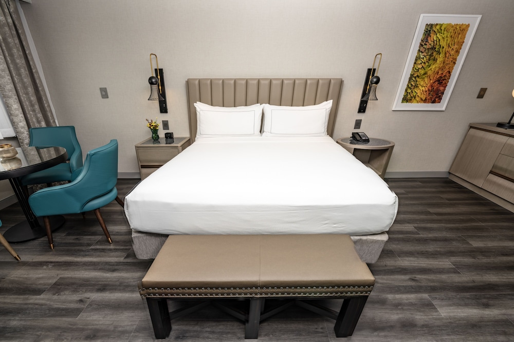 Room, 1 King Bed, Accessible, Bathtub (Hearing) - Photo 5